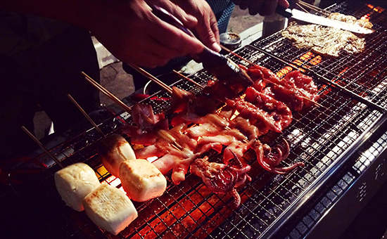 盛夏街頭的燒烤，要慎吃